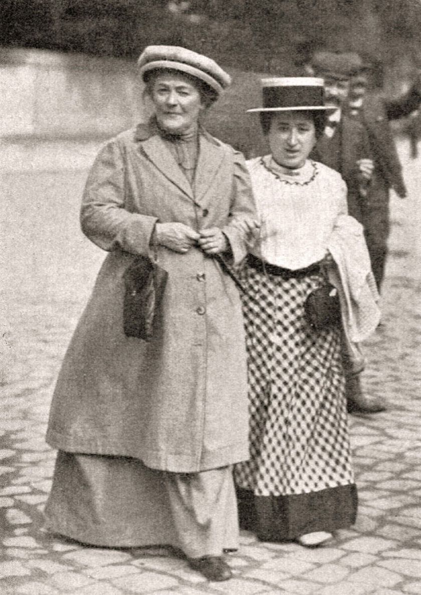 Clara Zetkin und Rosa Luxemburg auf dem Weg zum Parteitag in Magdeburg 1910