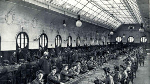 Große Halle, in der Hunderte von Telefonistinnen sitzen, 1906