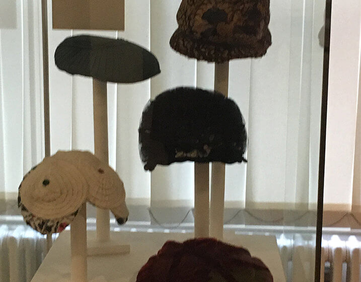 Fünf Hüte in einer Vitrine des Braunschweigischen Landesmuseums